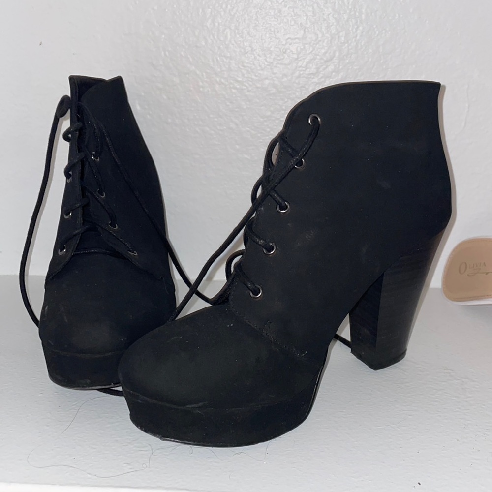 Size 7 1/2 worn only a few times! Easy to walk in!